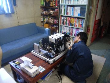 気象棟内の休憩室で作業をする53次気象隊員
