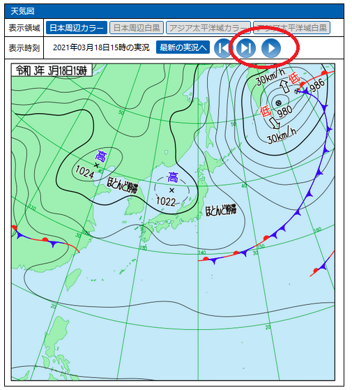 天気図の画面。上のほうに予想または実況時刻ごとにコマ送りで天気図を確認するボタンがあります。