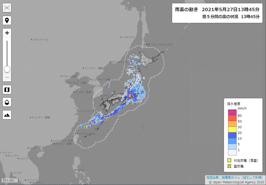 雨雲の動きコンテンツで、日本全体を表示したときの画面。雨雲の動きコンテンツの地図のズームを何度か縮小する（地図を広角にする操作をする）ことで、日本全体を表示することができます。