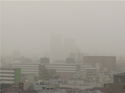 写真。平成22年（2010年）3月21日の大阪市内の黄砂の様子