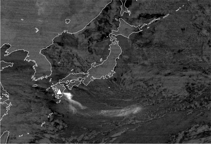 図。気象衛星ひまわり7号で観測した霧島山（新燃岳）の火山灰（2011年1月27日5時）