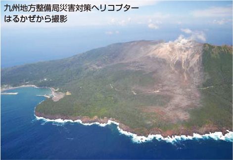 写真。口永良部島の噴火後の状況