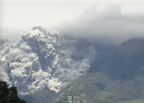 写真。御嶽山　火砕流の状況