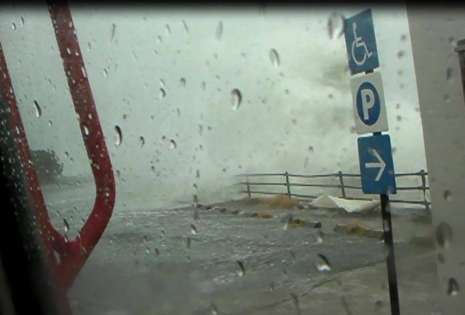 高潮発生時の高波により海岸堤防を超えて流入する海水（台風接近時）