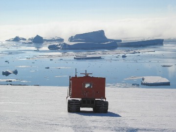 氷山と雪上車