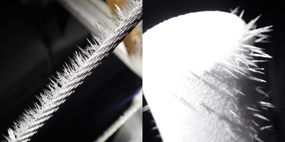 ワイヤーや屋上の機器についた樹霜