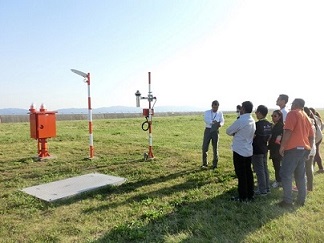 関西航空地方気象台見学の様子